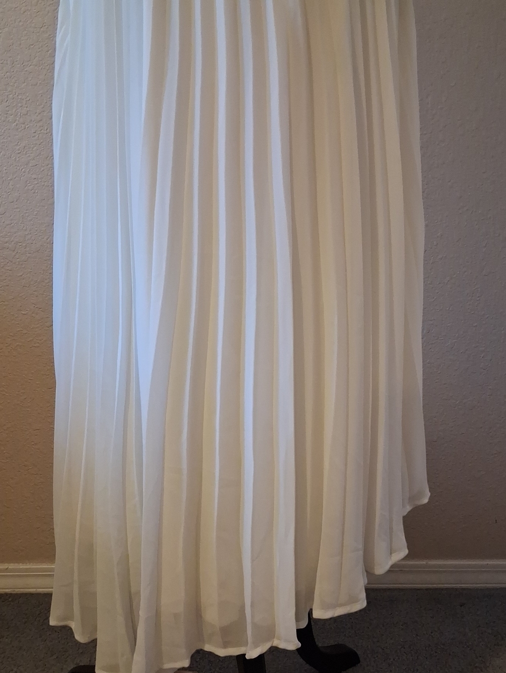 Signature by Sangria White Marilyn Monroe Pleated High-Low Halter Dress. 10 - Picture 6 of 9